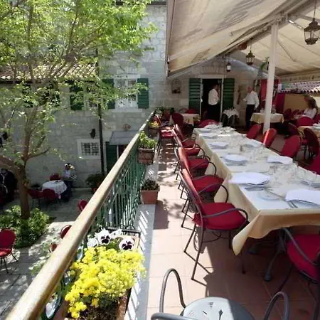 Apartment Veli Varos Split