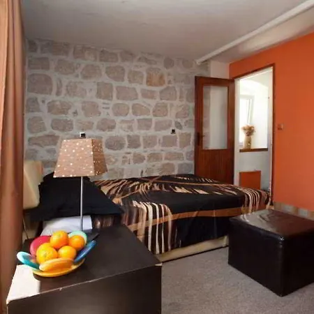 Veli Varos Apartman *
