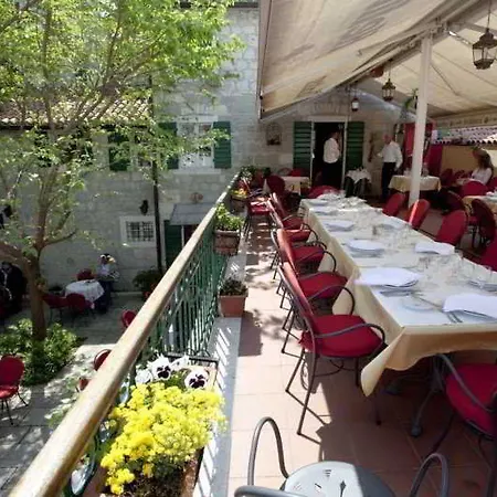 Apartment Veli Varos Split